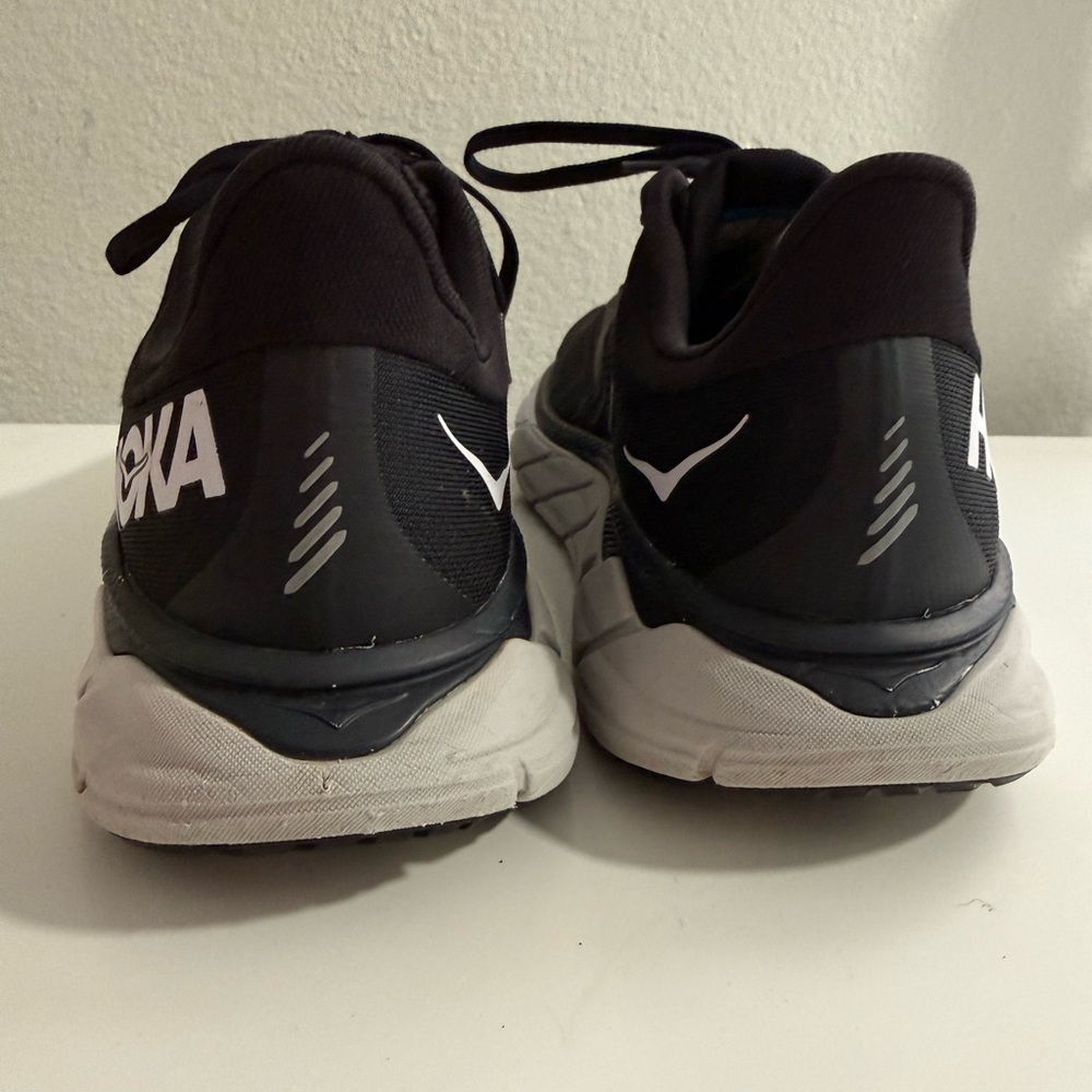Hoka Arahi 5 Men's Black & White Lightweight Running Sneakers - Picture 6 of 10